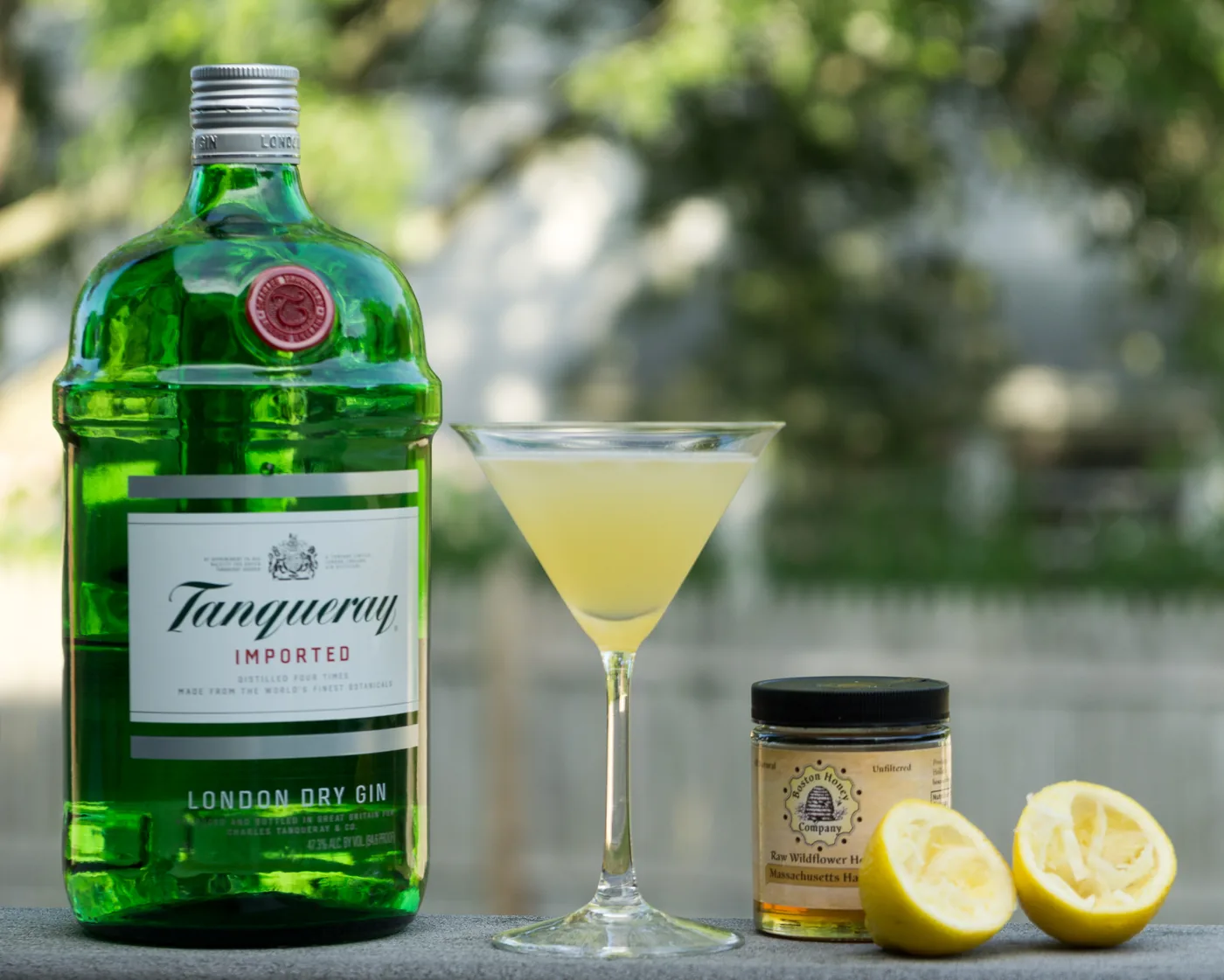 A Bee's Knees cocktail with gin, honey and lemon